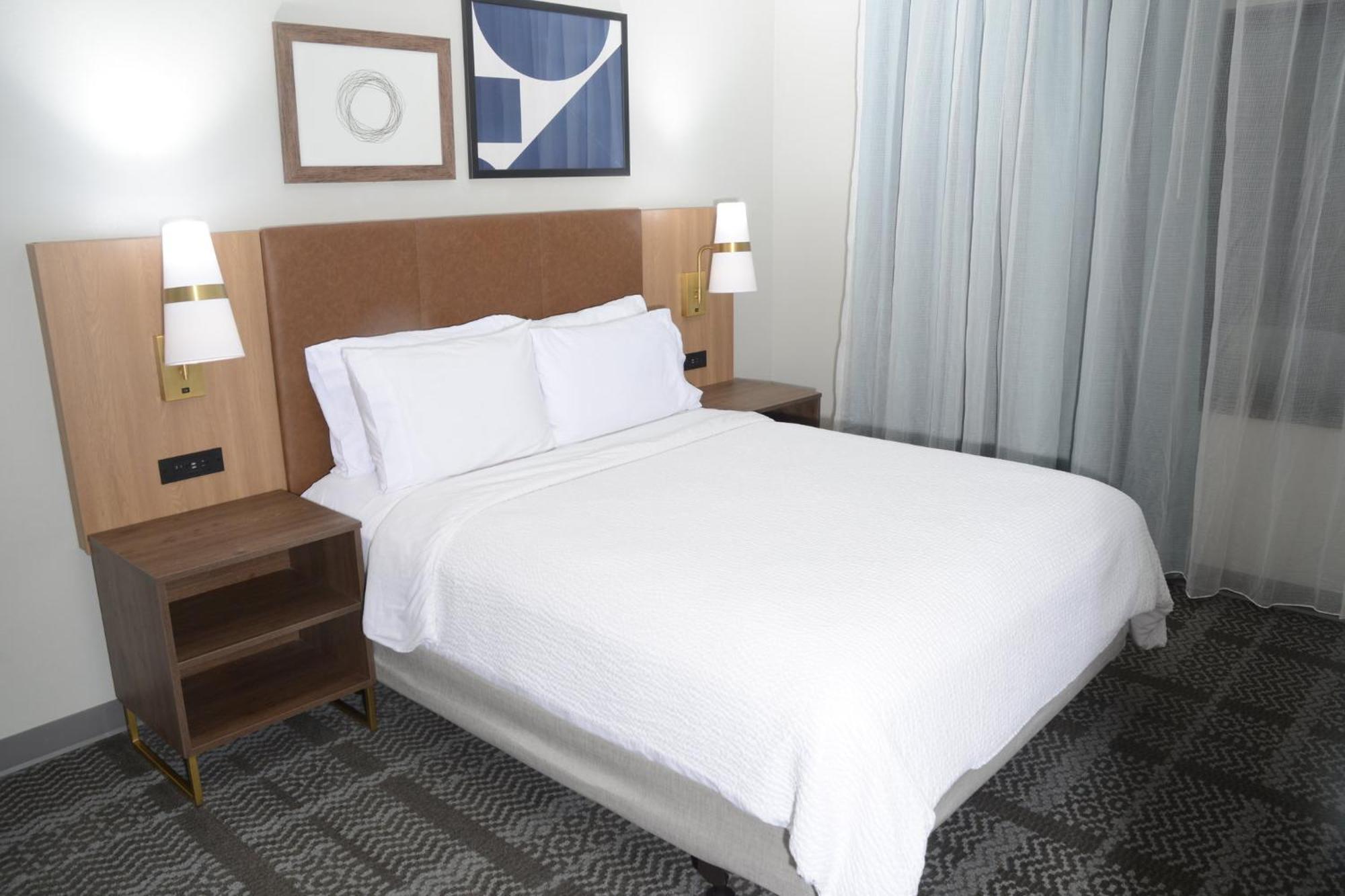 Hotel Staybridge Airport By Ihg 3*
