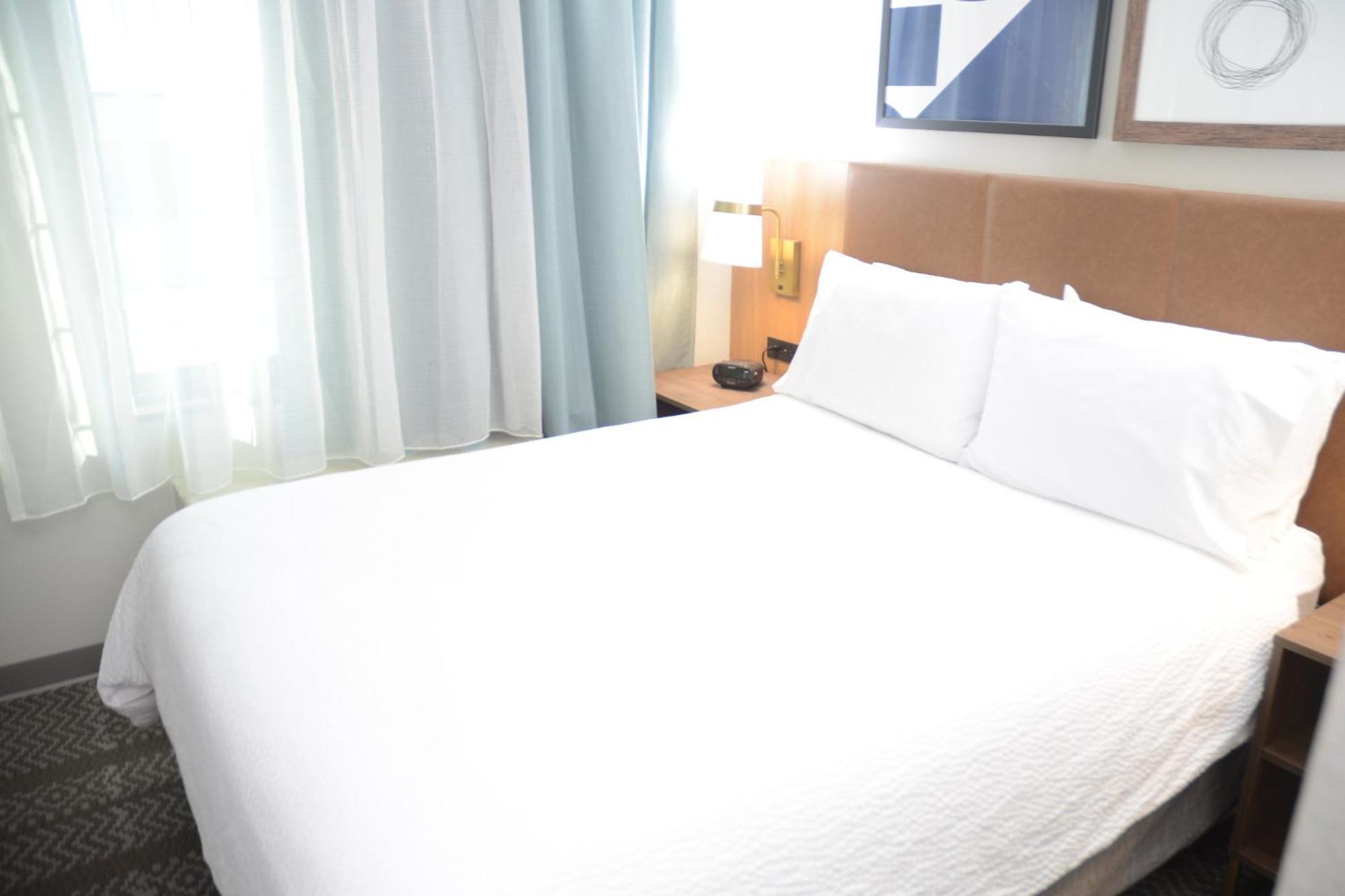 Hotel Staybridge Airport By Ihg 3*