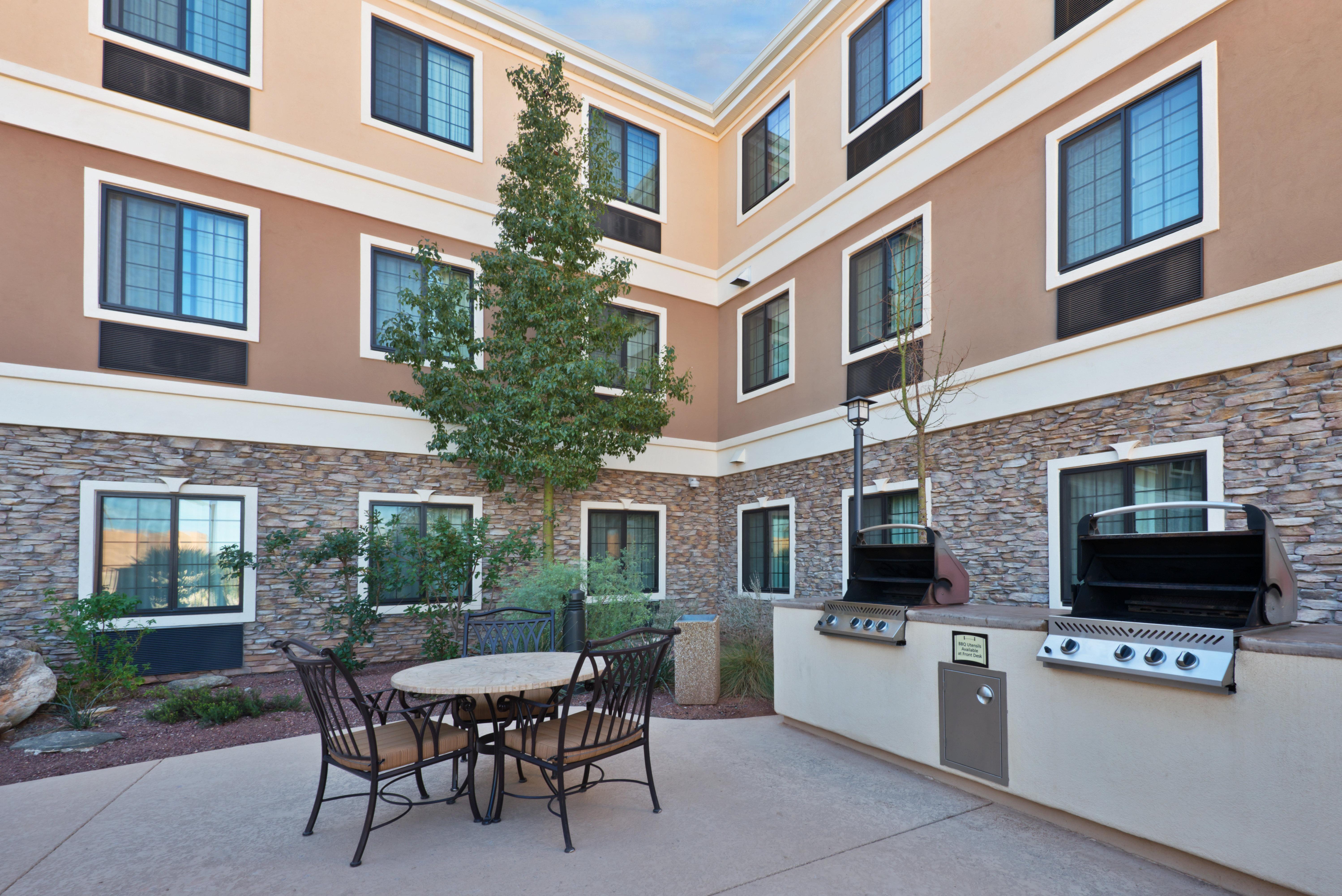 Hotel Staybridge Airport By Ihg 3*