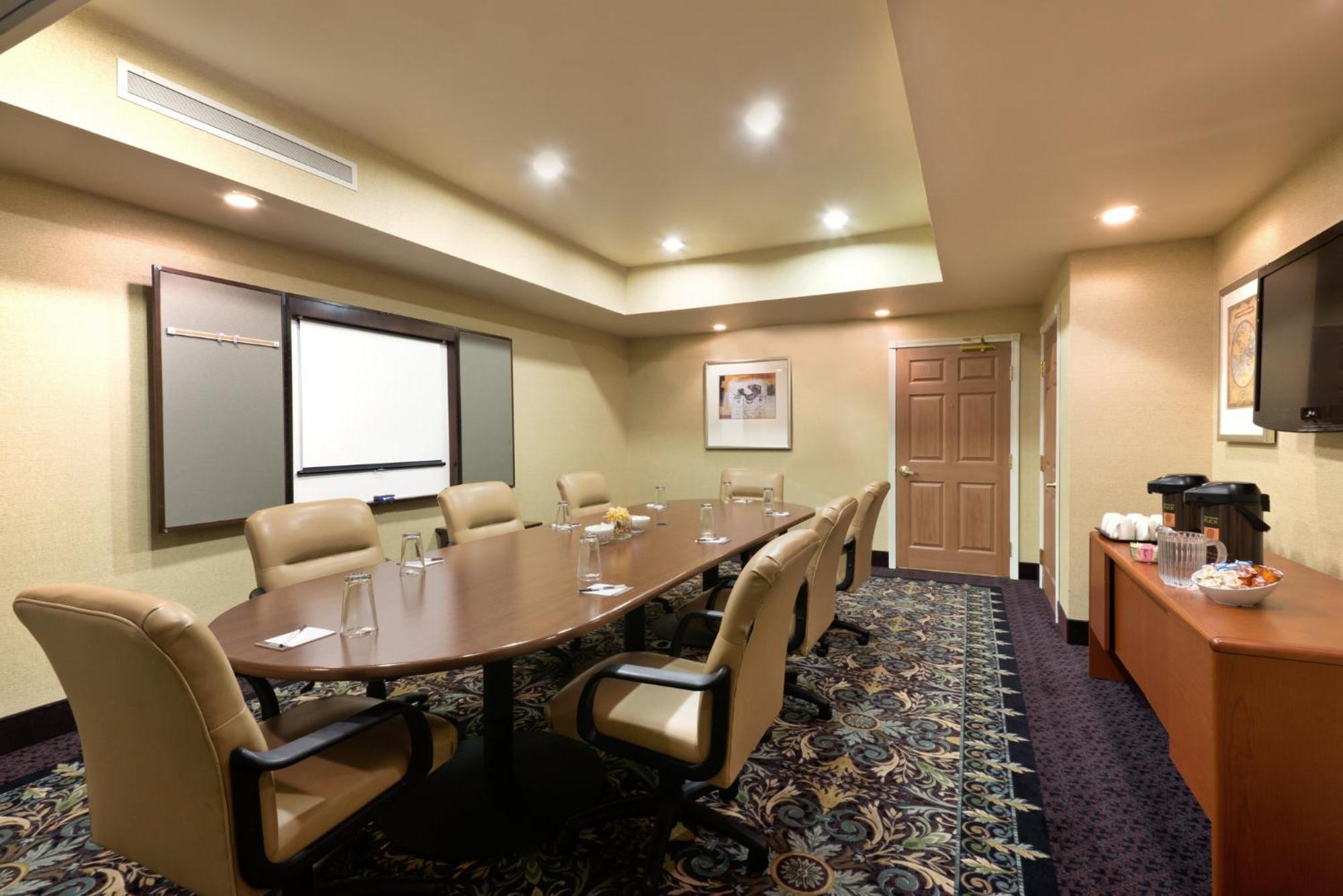 Hotel Staybridge Airport By Ihg